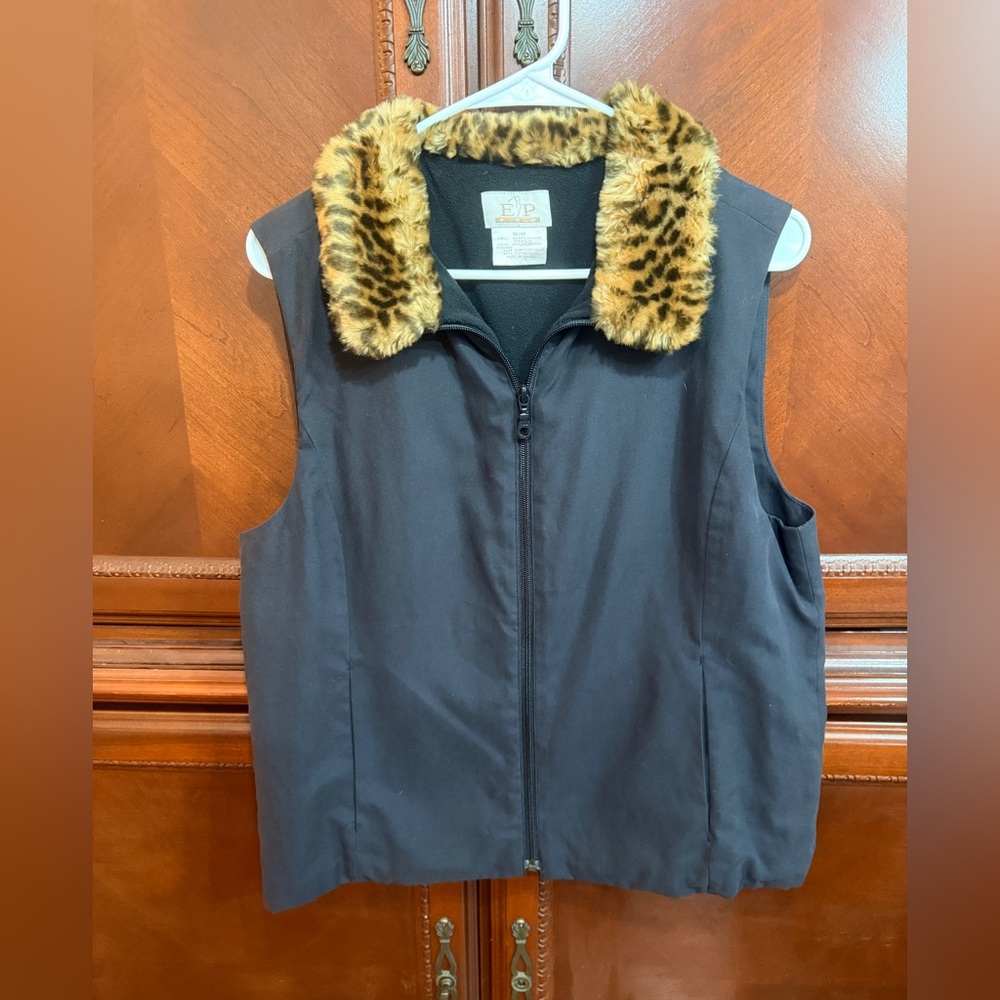 EP Pro Black Vest with faux
leopard collar EUC
Weather resistant SZ M